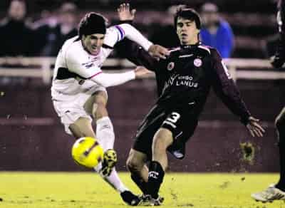 El delantero argentino Bruno Marioni (Izq.) le dio el gol de la victoria a los Rojinegros, ayer ante Lanús, por lo que Atlas se encuentra a un paso de los cuartos de final de la Copa Libertadores. (AP)