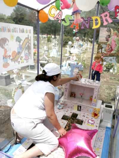 Madres y familiares acudieron este 30 de abril, al panteón infantil de San Isidro para cubrir las tumbas de los pequeños difuntos con globos, juguetes y dulces. (El Universal)