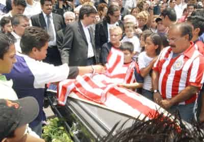 Familiares, amigos y admiradores despiden al atleta Jaime “Tubo” Gómez, quien fuera portero del equipo de las Chivas del Guadalajara, seleccionado nacional, participante en dos Copas del Mundo. (El Universal)