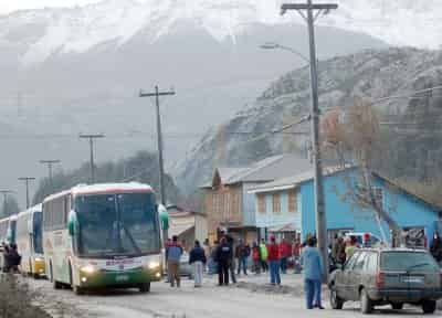 Habitantes de la localidad chilena de Futaleufú son evacuados hoy, 6 de mayo de 2008, tras recrudecer la erupción del volcán Chaitén, del que ha comenzado a emanar lava, a unos 1200 km al sur de Santiago de Chile. (EFE)