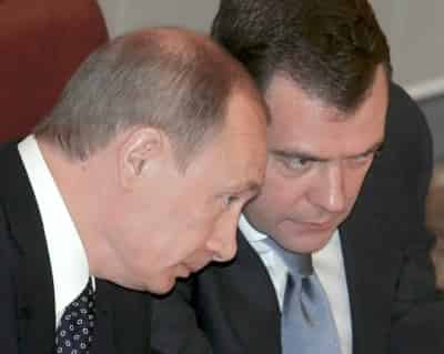 El presidente ruso Dmitry Medvedev (der.) conversa con el ex presidente Vladimir Putin (izq.) durante su investidura como mandatario ruso en la Duma, la Cámara baja del Parlamento ruso en Moscú, Rusia, hoy, jueves 08 de mayo. (EFE)