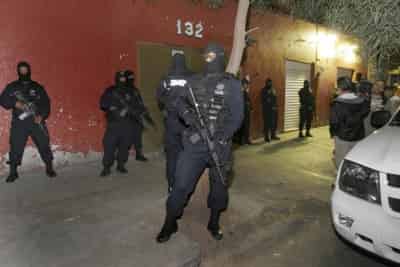 El coordinador general de Seguridad Regional de la Policía Federal Preventiva (PFP), Edgar Eusebio Millán Gómez, de 41 años de edad, fue asesinado a tiros cuando llegaba a su casa junto con otros dos policías, quienes resultaron heridos al repeler el ataque y detener a uno de los agresores. (El Universal)