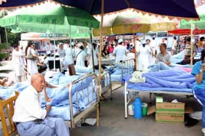 Pacientes de algunos hospitales han sido trasladados a espacios abiertos para evitar riesgos en Chengdu, capital de la provincia de Sichuán, al Suroeste de China, tras el devastador terremoto que ocurrió ayer. (Fotografías de Notimex y AP)