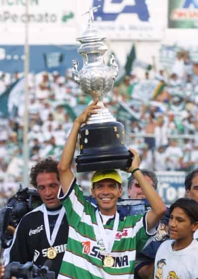 Jared Borgetti alza el trofeo de campeón de Santos Laguna en la temporada Verano 2001, conquistando el título en el mismo Estadio Corona tras imponerse a los Tuzos del Pachuca; en ese entonces el equipo era dirigido por Fernando Quirarte.