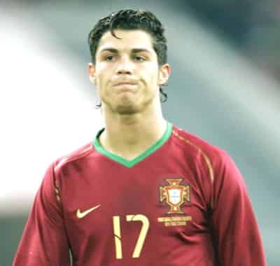 Cristiano Ronaldo, ha declarado que está a gusto en Inglaterra, pero no se descarta una posible venta, aunque Real Madrid tendría que ofrecer arriba de 120 millones de dólares por el jugador. (jammedia)