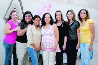 La futura mamá y sus invitadas Mónica López, Ana Luisa Ulloa, Alma Urbina, Claudia Cabral, Gaby de Becerril y Luly Villegas.
