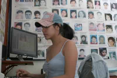 Elena Sánchez fue robada cuando tenía 10 años de
edad, en 1994, y recuperada tras 50 días. Ahora,
con su abuela, María Elena Solís, ayuda a rastrear
y recuperar personas robadas.