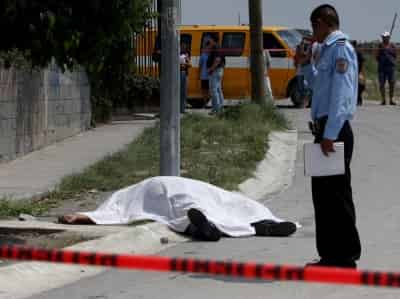 Un hombre ejecutado fue encontrado ayer con un balazo en la sien derecha en Apodaca, Nuevo León. (El Universal)