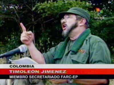 Imagen de la televisión del canal Telesur muestra al comandante miembro del Secretariado del estado mayor central de las FARC “Timoleón Jiménez”, quien lee un comunicado confirmando la muerte de “Manuel Marulanda Vélez”. (EFE)