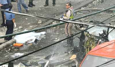 Restos del helicóptero donde el general director de Carabineros de Chile, José Alejandro Bernales, murió al estrellarse en una zona comercial del centro de la Ciudad de Panamá. Las autoridades investigan las causas del siniestro. (EFE)