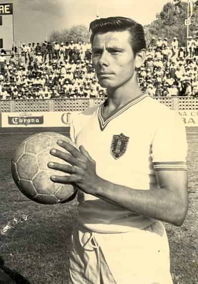 Mario 'Tártaro' Montaño, ex jugador de los equipos Diablos Blancos de Torreón, Pachuca y Laguna, falleció ayer en esta ciudad. En la gráfica aparece cuando jugó con los Tuzos del Pachuca de 1967 a 1970 en Primera División. (Archivo)