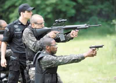 Un comando secuestró a algunos integrantes de la producción de la cinta Tropa de Élite cuando transportaban armas de utilería. (El Universal)