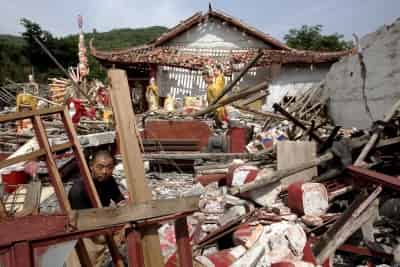 Un monje budista entre los escombros del templo de Xia Yuan, dañado por el terremoto que el pasado día 12 afectó a la provincia de Sichuan, China. (EFE)