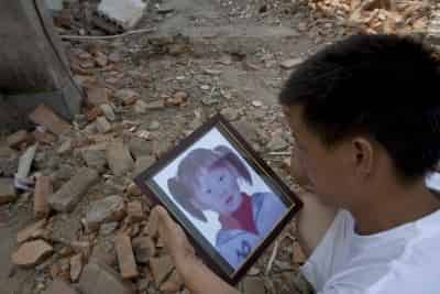 Piden que ‘se haga justicia’
Un padre doliente que perdió a su hija durante la destrucción de una escuela secundaria en el terremoto del pasado 12 de mayo de 2008, permanece en Mianzhu, provincia de Sichuán para exigir junto a los padres de los 129 estudiantes que perdieron sus vidas dentro del colegio, que se “haga justicia”, tras la petición hecha al Gobierno de iniciar una investigación sobre la pobre construcción del colegio, que fue totalmente destruido por el movimiento telúrico. (EFE)