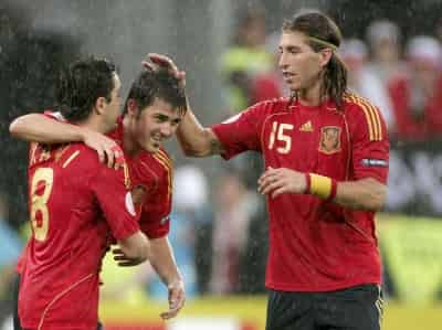 El delantero de la selección española David Villa (cent.) celebra la consecución del tercer gol de su equipo frente a Rusia junto a sus compañeros Sergio Ramos y Xavi Hernández, durante el partido correspondiente a la primera jornada del Grupo D de la Eurocopa de futbol. (EFE)