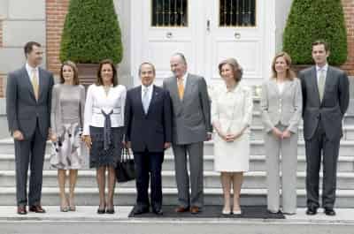 Los Reyes de España, posan junto al presidente de México, Felipe Calderón, y a su esposa, Magarita Zavala, acompañados por los Príncipes de Asturias y los Duques de Palma, hoy en el Palacio de La Zarzuela, donde los monarcas han ofrecido un almuerzo a Calderón y su esposa que se encuentran en su primera visita de Estado a España. (EFE)