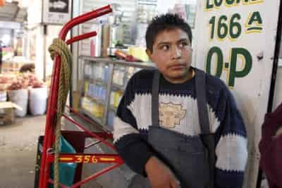 Desde Michoacán Antonio viajó hasta la Ciudad de México para trabajar de “diablero” en la Central de Abasto para ayudar a su familia. (Notimex)