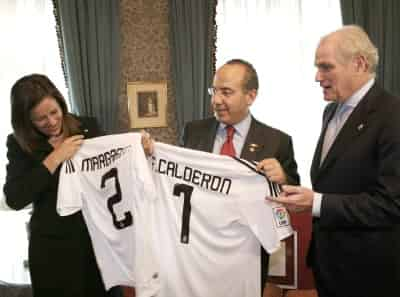 Socio de Honor del Real Madrid 

El presidente Felipe Calderón fue distinguido como Socio de Honor del club español Real Madrid, y recibió de manos del mandatario “merengue” el carnet y el diploma que lo acreditan como tal. Calderón Hinojosa se reunió con el presidente del bicampeón de España en un hotel de Madrid, donde recibió una playera personalizada de Real Madrid, al igual que la esposa del mandatario, Margarita Zavala. (Notimex)