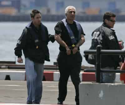 Llega a EU traficante de armas
El traficante de armas Manzer al-Kassar llegó ayer a Nueva York tras ser extraditado de España, acusado de vender millones de dólares en armamento a las FARC, apoyar a organizaciones terroristas, conspirar para matar a soldados estadounidenses, conspirar para adquirir misiles y “lavado” de dinero. Al-Kassar, nacido en Siria, pero residente desde hace años en España, fue arrestado en Madrid en junio de 2007. (AP)