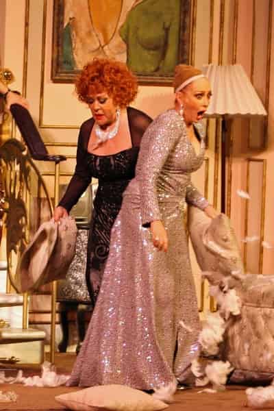 Silvia Pinal y Norma Lazareno han aprendido a admirarse mutuamente. (El Universal)