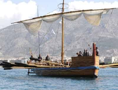 La réplica del 'Argo', zarpó desde el puerto griego de Volos, pero con rumbo a Venecia ya que complicaciones políticas han impedido reproducir la mítica ruta original. (EFE)