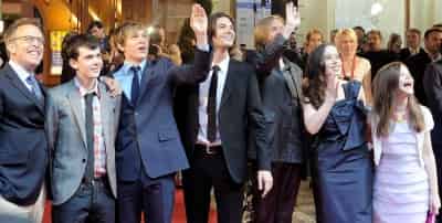El productor Mark Johnson, Skandar Keynes, William Moseley, Ben Barnes, Andrew Adamson, Anna Popplewell y Georgie Henley sonríen a su llegada a la alfombra roja del lanzamiento de Crónicas de Narnia: el Príncipe Caspian dirigida por Andrew Adamson. (EFE)