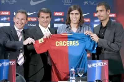 El uruguayo José Martín Cáceres (2d), durante su presentación hoy como nuevo jugador del F.C.Barcelona, club con el que ha firmado para las próximas cuatro temporadas, con un cláusula de rescisión de contrato de 50 millones de euros. (EFE)