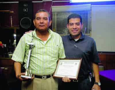 El árbitro Cecilio García (Izq.) festejó ayer sus primeros 30 años como árbitro, motivo por el cual
fue reconocida su trayectoria. (Fotografía de Jesús Galindo)