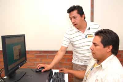 Francisco Díaz, asesor de la empresa Gerber Technology, es quien capacita al personal docente de la UVM.