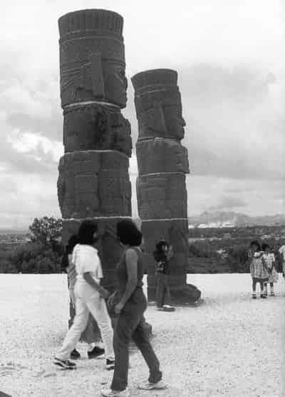 Los gigantescos Atlantes de piedra, en el templo de la Estrella Matutina, en Tula, Hidalgo.