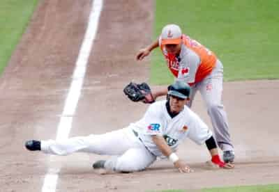 Vaqueros Laguna apaleó ayer a los Pericos de Puebla por pizarra de treinta carreras contra doce, donde la ofensiva naranja se desató conectando treinta
inatrapables. (Cortesía de la Liga Mexicana de Beisbol)