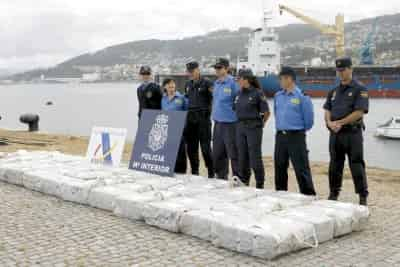 Varios miembros de la Policía Nacional en Vigo, España, permanecen junto a los mil 500 kilos de cocaína que han sido incautados a bordo del velero 'Ultimátum' durante la operación antidroga 'Mistral'. (EFE)