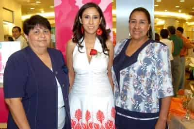 La novia junto a las organizadoras de su despedida: Amparo Rodríguez de Arredondo y Patricia Martínez de Avilés.