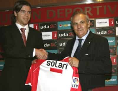 Solari ha sido presentado por Alfonso García como nuevo jugador de la UD Almería. (Cortesía Club Almería de España)