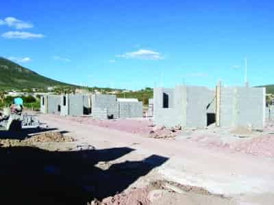 Constructoras hace casas que estan en ubicaciones peligrosas que afectan a la estructura poniendo en riesgo a las familias que las habitan.