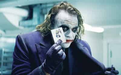 Le otorgan premio póstumo ■ Tommy Lee Jones.
El actor australiano Heath Ledger, fallecido en enero pasado por una sobredosis accidental de fármacos, ha sido galardonado con un premio
Chauvel del Festival Internacional de Cine de Brisbane, anunció ayer el ministro de Cultura del estado australiano de Queensland, Rod
Welford.
“Muchas personas a lo largo de los años aportaron atención a la industria cinematográfica australiana, bien a través de sus logros personales
bien con su apoyo constante e inquebrantable”, dijo Welford, según el diario The Australian.
“Heath Ledger hizo ambas cosas, y su muerte ha revelado lo mucho que se le amaba y se le apreciaba, no sólo por sus seguidores, sino
por toda la comunidad cinematográfica australiana”, añadió Welford.
El anuncio del galardón póstumo, que entregarán a sus familiares el siete de agosto, coincide con el estreno en todo el mundo de la última
película de la saga Batman, The Dark Knight (El Caballero Oscuro), en la que Ledger interpreta a Joker. (EFE)
