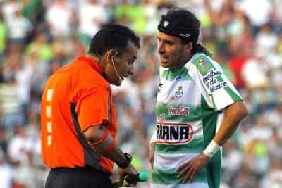 Adiós a las bandas, gorras y paliacates en las cabezas de futbolistas en el Torneo Apertura 2008 de la Primera División, pues ya no serán permitidas por los árbitros. (Jam Media)