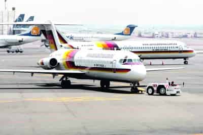 Los aviones de Aerocalifornia fueron retirados de las pistas de vuelo en el aeropuerto internacional de la ciudad de México, por el incumplimiento del pago de 259 millones de pesos.