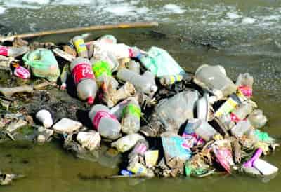 Esta comprobado que los plásticos forman el 90% de la basura que hay sobre el mar. (Archivo)