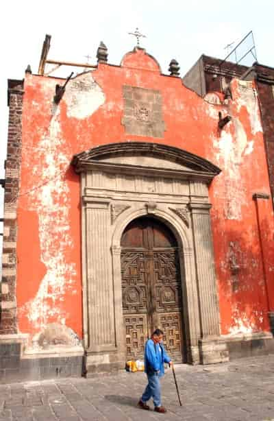 La iglesia de San Lorenzo Diácono y Mártir, así como los templos de Nuestra Señora de Loreto, la Santísima Trinidad y la Santa Cruz requieren atención urgente para evitar derrumbes. (Fotografías de Notimex)