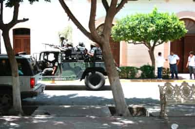 Agentes policiacos fueron los primeros en llegar para establecer un cerco alrededor de la Presidencia Municipal de Lerdo, donde la agresión provocó temor en transeúntes. El Ejército llegó hora y media después.