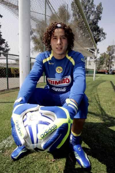 El portero del América Guillermo Ochoa no saldrá de las Aguilas, al menos por ahora, dijo el presidente del equipo Michel Bauer. (El Universal)