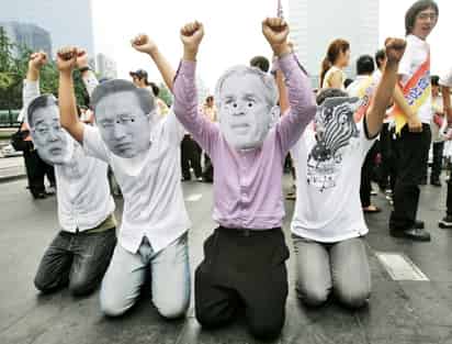 Miles de sudcoreanos contrarios y favorables al
presidente de EU, George W. Bush, se concentraron
ayer en Seúl para recibirlo. (AP)