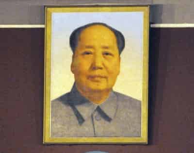 'Z' (de Zedong): Mao Zedong lideró la revolución que condujo a los comunistas al poder el 1 de octubre de 1949 después de una guerra civil contra los nacionalistas, que se refugiaron tras la derrota en Taiwan. 'El Gran Timonel' yace en un mausoleo situado en la zona sur de la plaza de Tiananmen, ante el que siguen desfilando largas colas de personas para presentar sus respetos al antiguo presidente. EFE