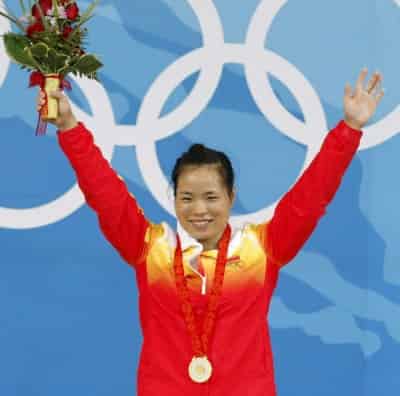 La china Chen Yanqing, medallista de oro en Atenas 2004, celebra el récord olímpico tras levantar 138 kg en la categoría de levantamiento de peso de 58 kg que se disputó en el Pabellón de la Universidad de Aeronáutica de Pekín, China. Chen ha ganado la medalla de oro. (EFE)
