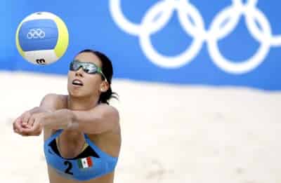 La lagunera Bibiana Candelas y su compañera Mayra García se despidieron del torneo olímpico de voleibol de playa, al caer ante las austriacas. (AP)