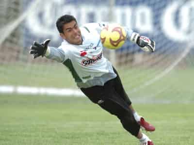 El capitán y arquero santista Oswaldo Sánchez está mentalizado en derrotar primero a Indios el domingo, para luego enfrentar a Honduras en la eliminatoria mundialista. (Archivo)