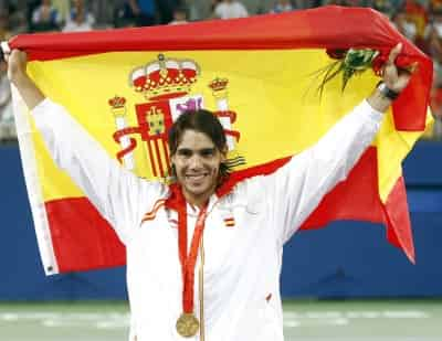 El español Rafael Nadal muerde su medalla de oro tras proclamarse hoy, 17 de agosto de 2008, campeón olímpico de tenis masculino de Pekín 2008 al batir en la final al chileno Fernando González.