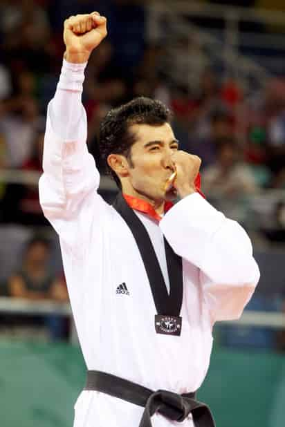 El mexicano Guillermo Pérez celebra la medalla de oro conseguida en la final de -58 kg de Taekwondo disputada en la Universidad de Ciencia y Tecnología de Pekín. EFE