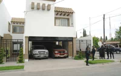 Los agentes se apostaron en la fachada y se presume que mientras se pedía el apoyo el sujeto armado huyó por la parte posterior de la casa que tiene 15 metros de frente por 30 de fondo. (El Siglo de Torreón)
